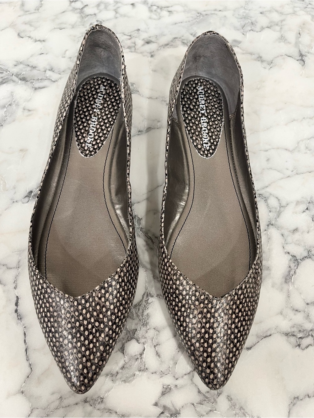Audrey Brooke leather snakeskin cici pointed toe flats loafers black cream 10